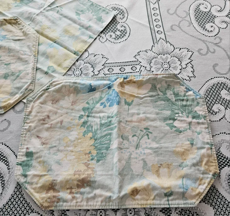 Floral Cloth Placemats Set image indicator(4)