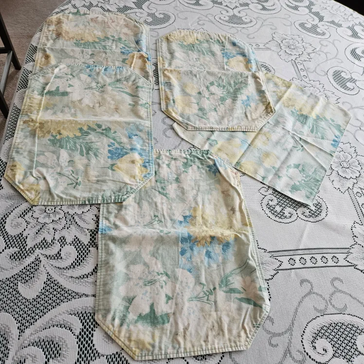 Floral Cloth Placemats Set image indicator(6)