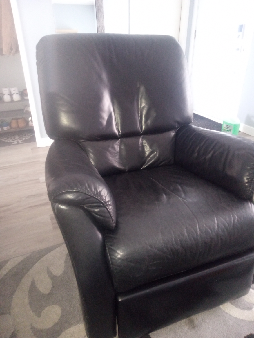 Pair of La-Z-Boy Recliners - Navy Blue and Black Leather - photo 4