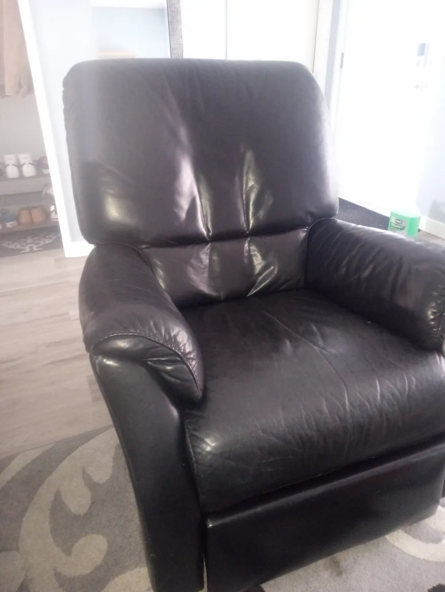 Pair of La-Z-Boy Recliners - Navy Blue and Black Leather image indicator(4)