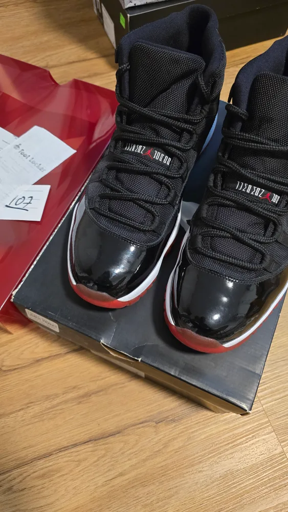 Air Jordan 11 Retro Black Varsity Red(Bred 2012) image indicator(2)