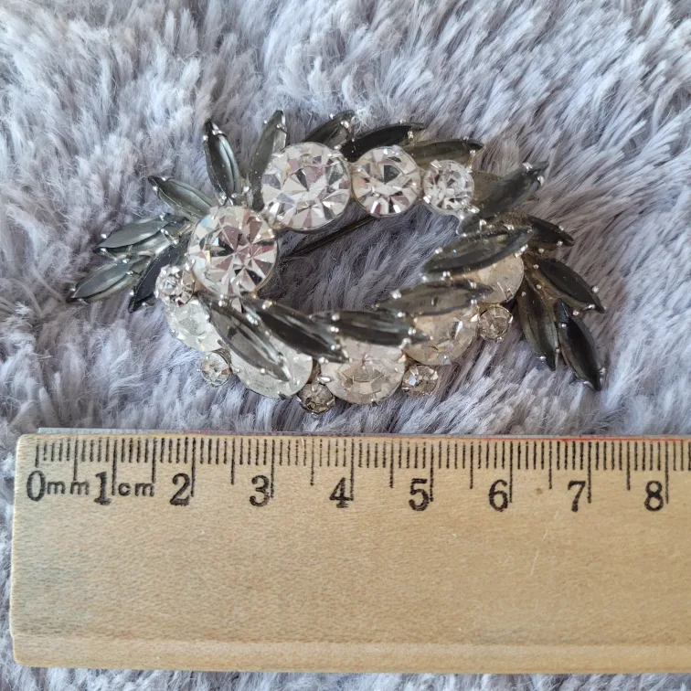 Collection of 8 Vintage Brooches image indicator(5)