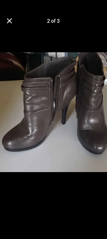 Le Chateau Women's Ankle Boots image indicator(2)