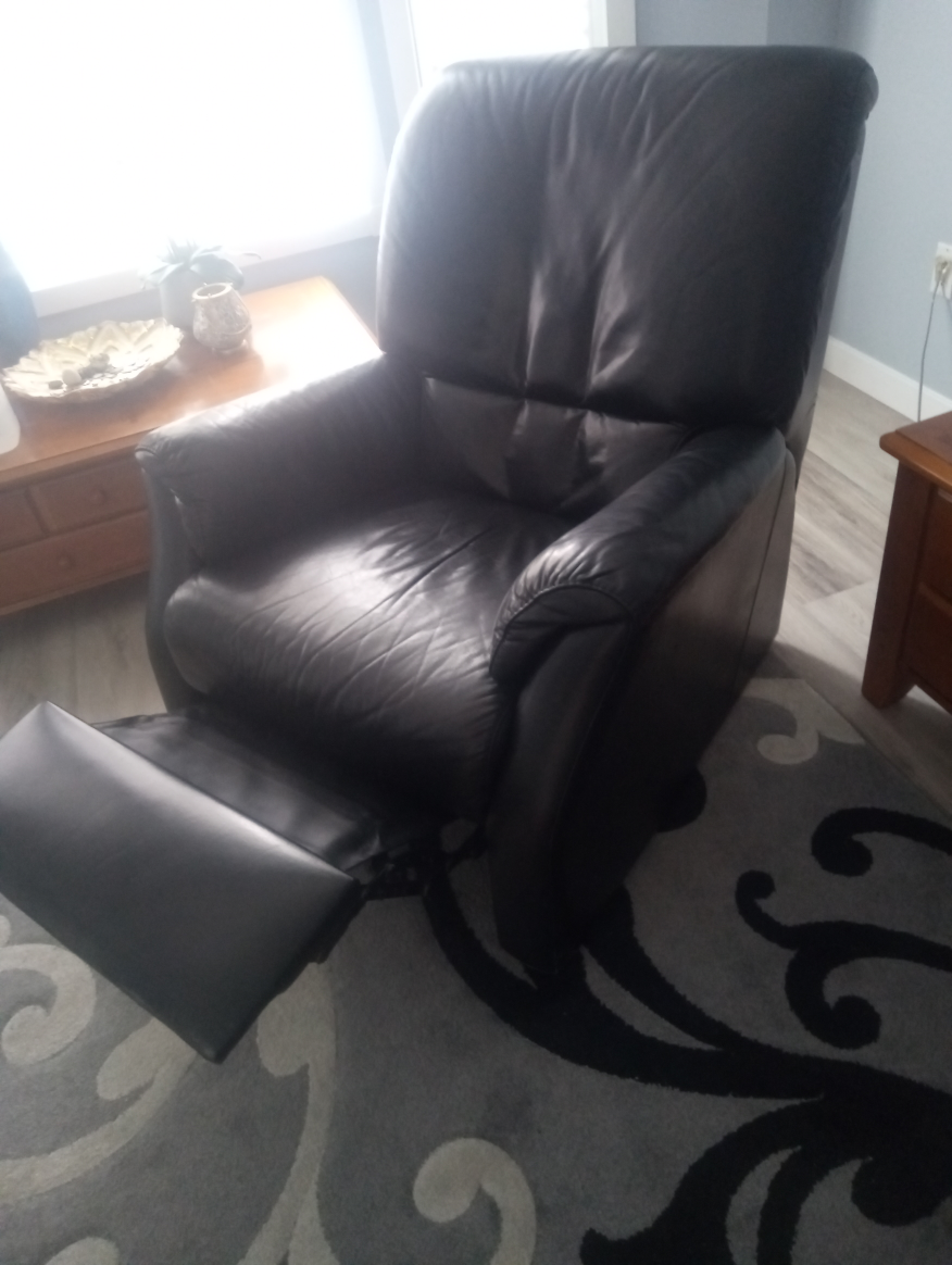 Pair of La-Z-Boy Recliners - Navy Blue and Black Leather