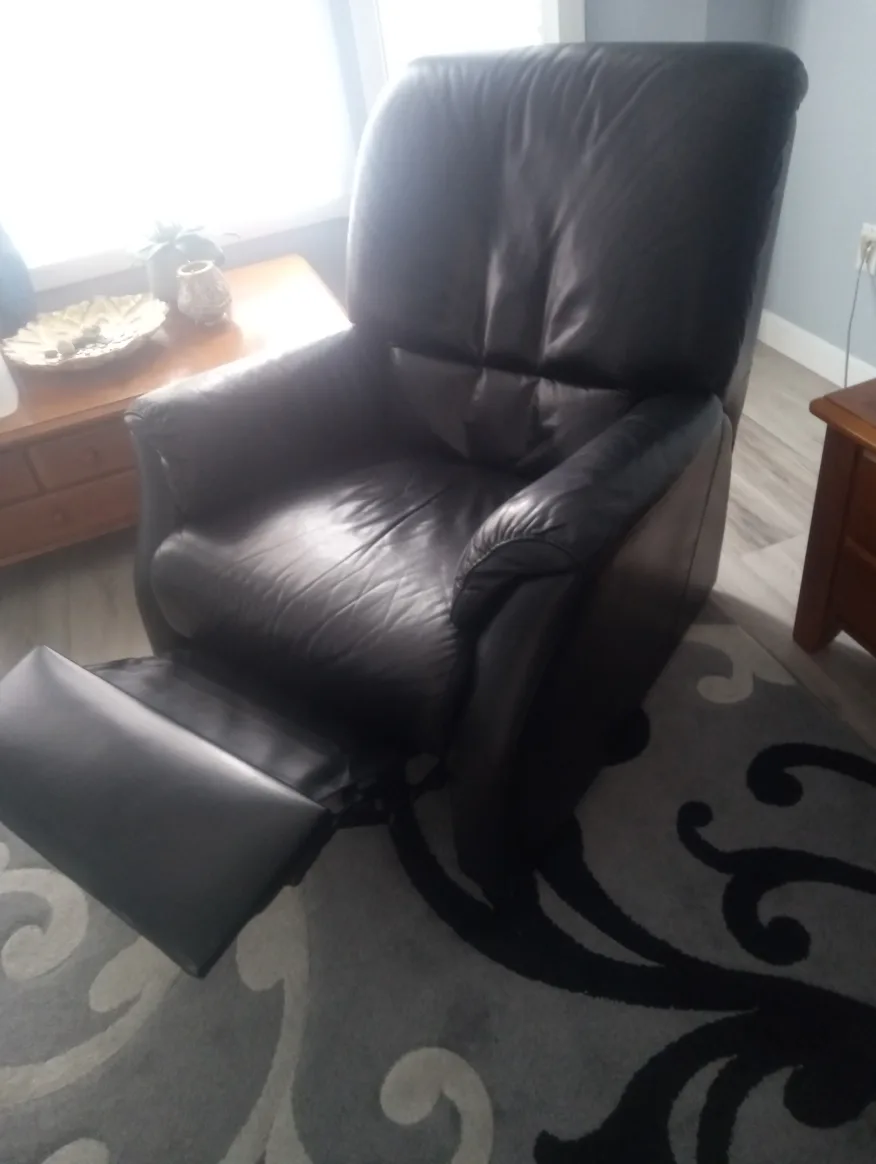 Pair of La-Z-Boy Recliners - Navy Blue and Black Leather
