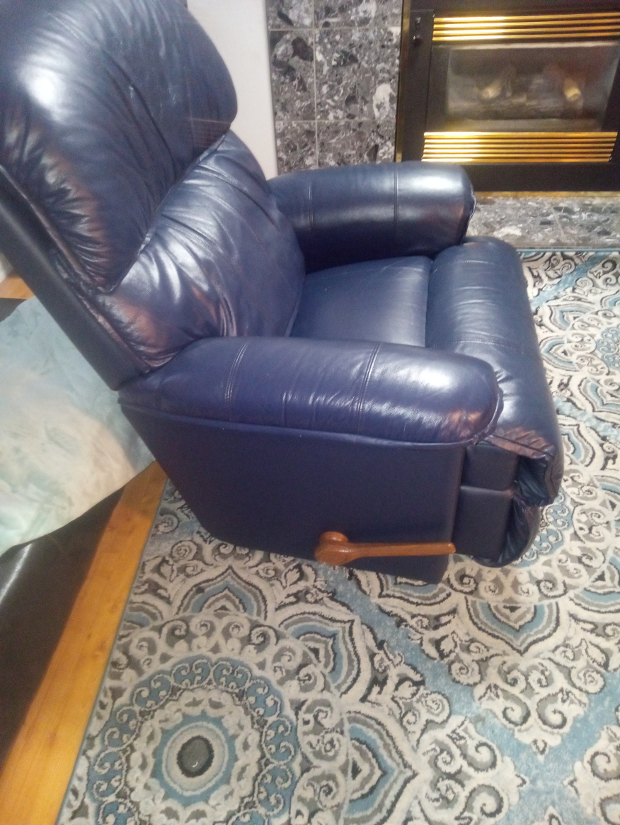 Pair of La-Z-Boy Recliners - Navy Blue and Black Leather - photo 3