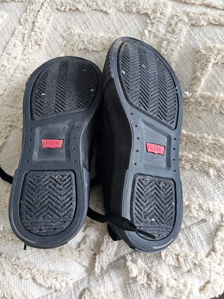 Levi's Black Canvas Sneakers image indicator(2)