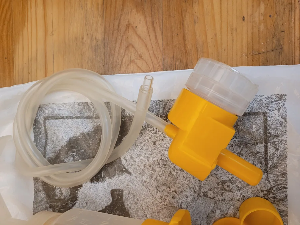 Medela Lactina Breast Pump with Replacement Parts image indicator(2)