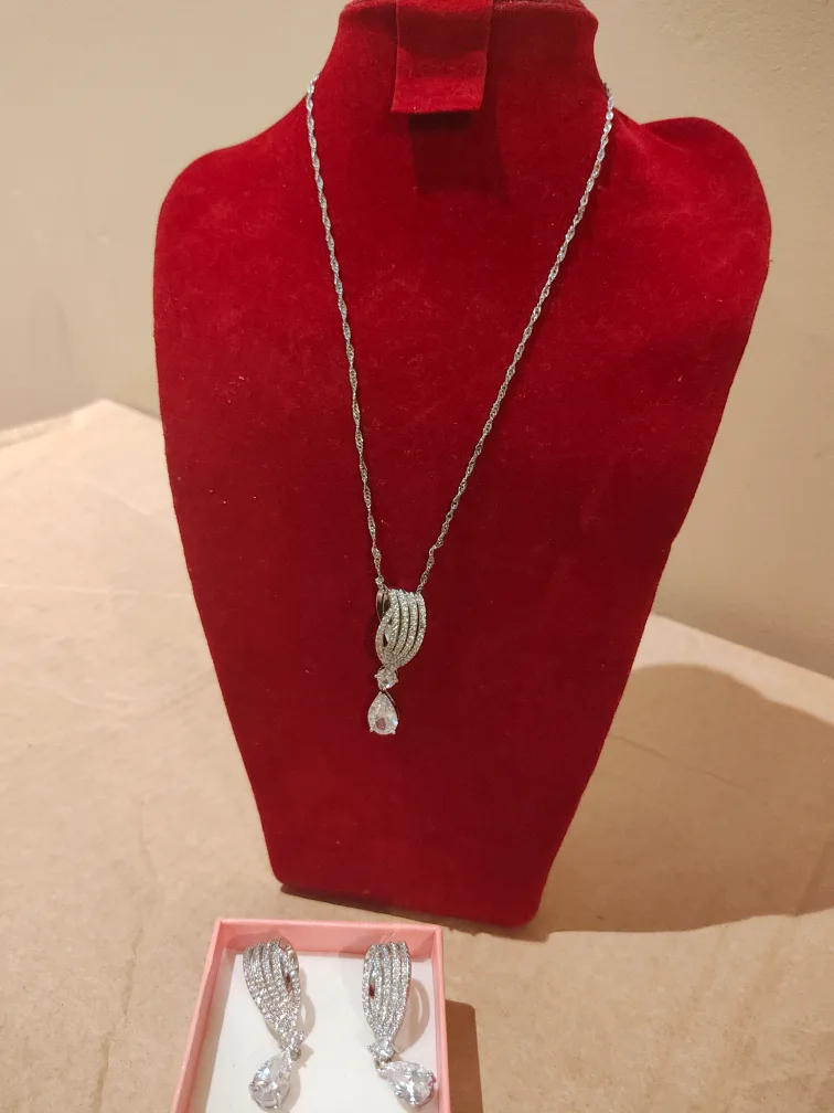 Elegant Silver Cubic Zirconia Necklace and Earrings Set image indicator(2)