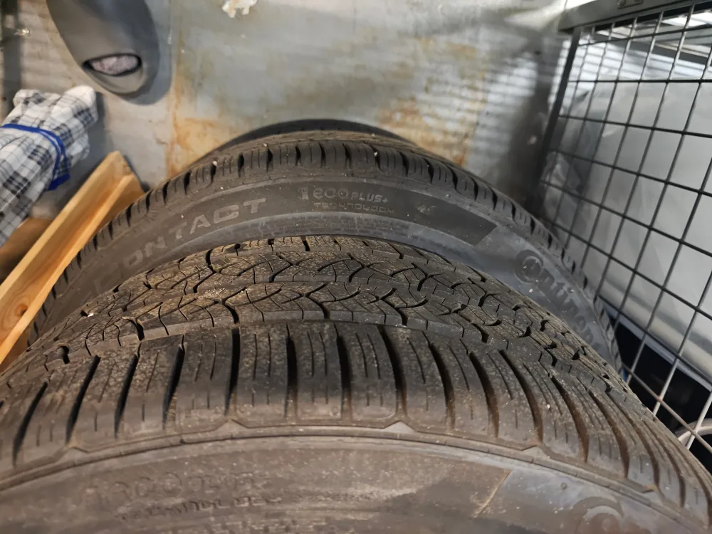 Mercedes-Benz Alloy Wheels with Continental Winter Tires image indicator(2)