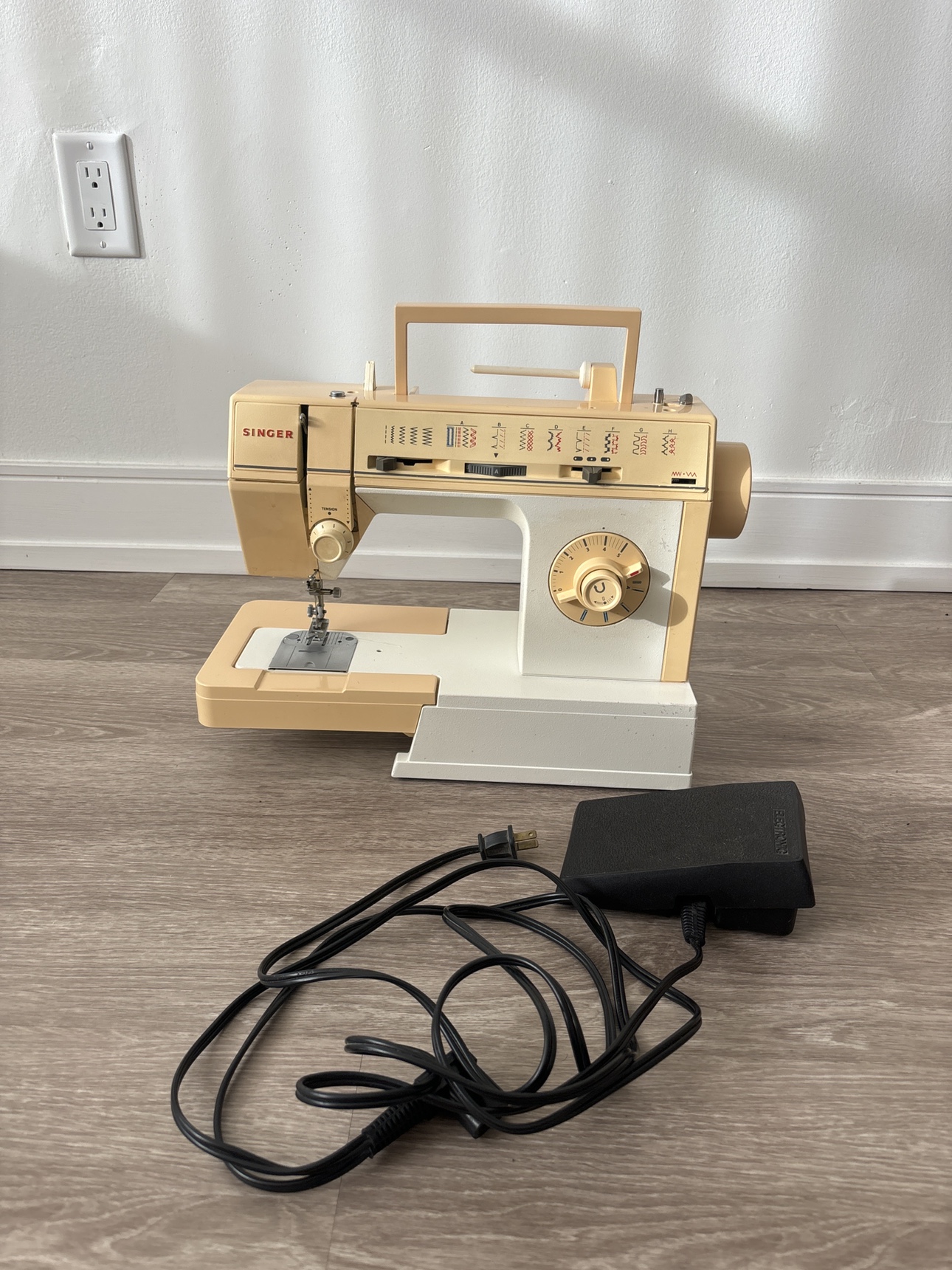 Singer Sewing Machine - photo 2