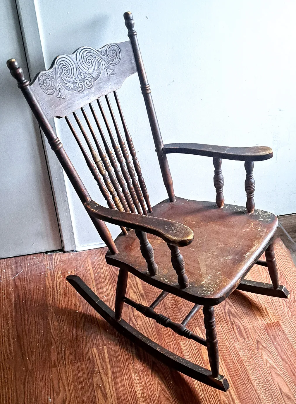 Antique Wooden Rocking Chair image indicator(2)