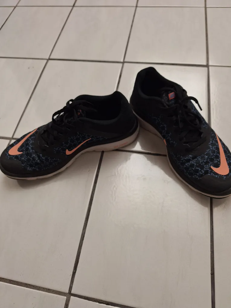 Nike Women's Running Shoes - Size US 8 image indicator(3)