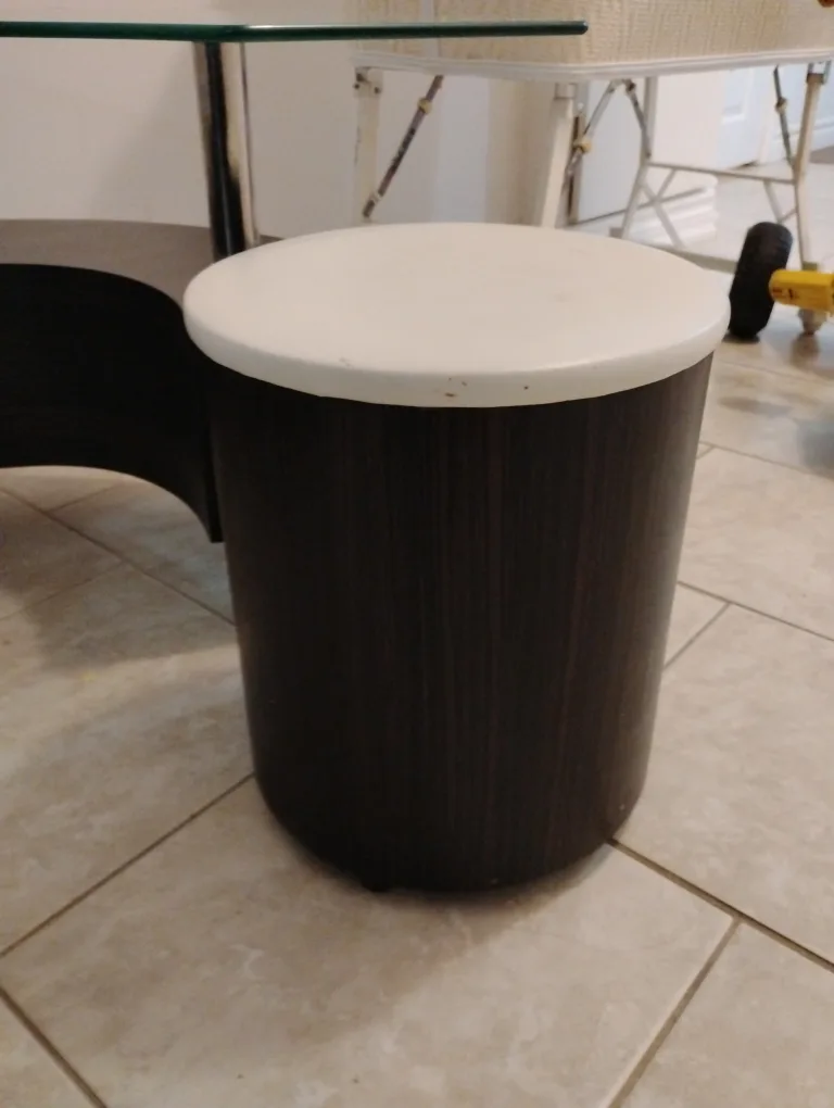 Unique S-Shaped Coffee Table with Two Ottomans image indicator(4)