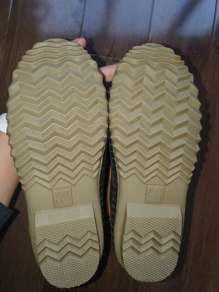 Brand NEW Gap Kids Snow Boots Size 3/4 image indicator(8)