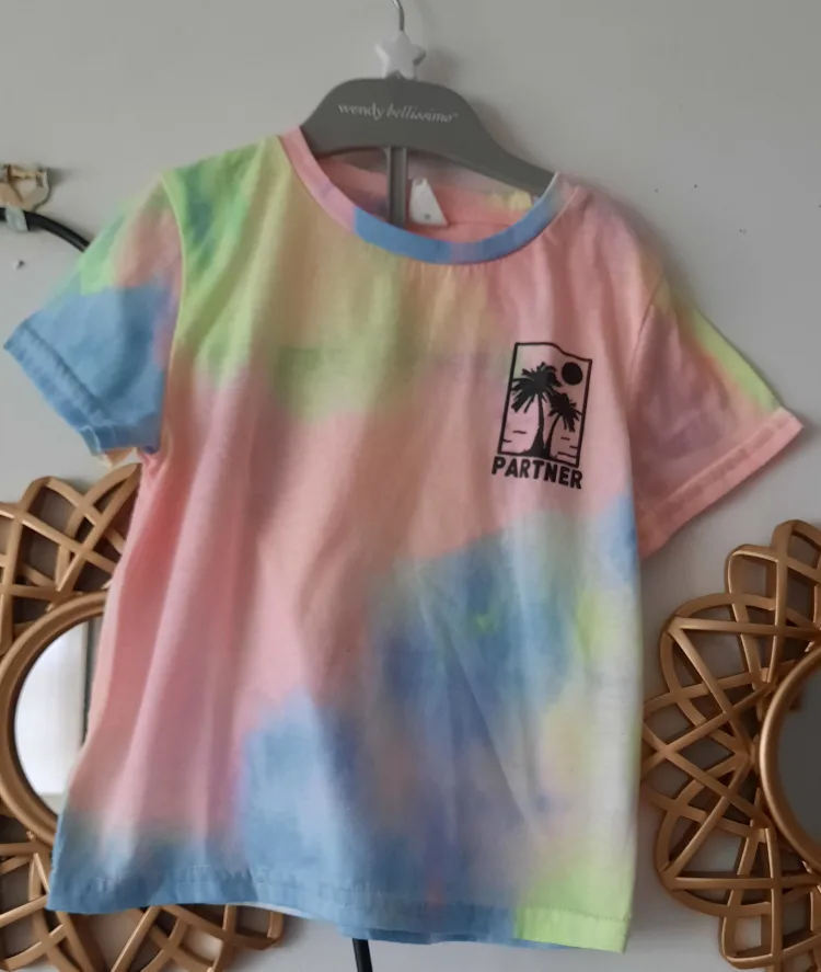 Kids' Summer Outfit: Tie-Dye Shirt, Denim Shorts & Sandals image indicator(2)