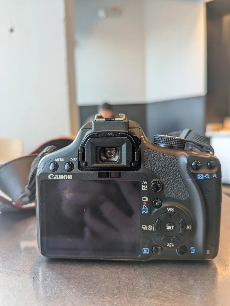 T1i Canon Camera (LIKE NEW) image indicator(2)