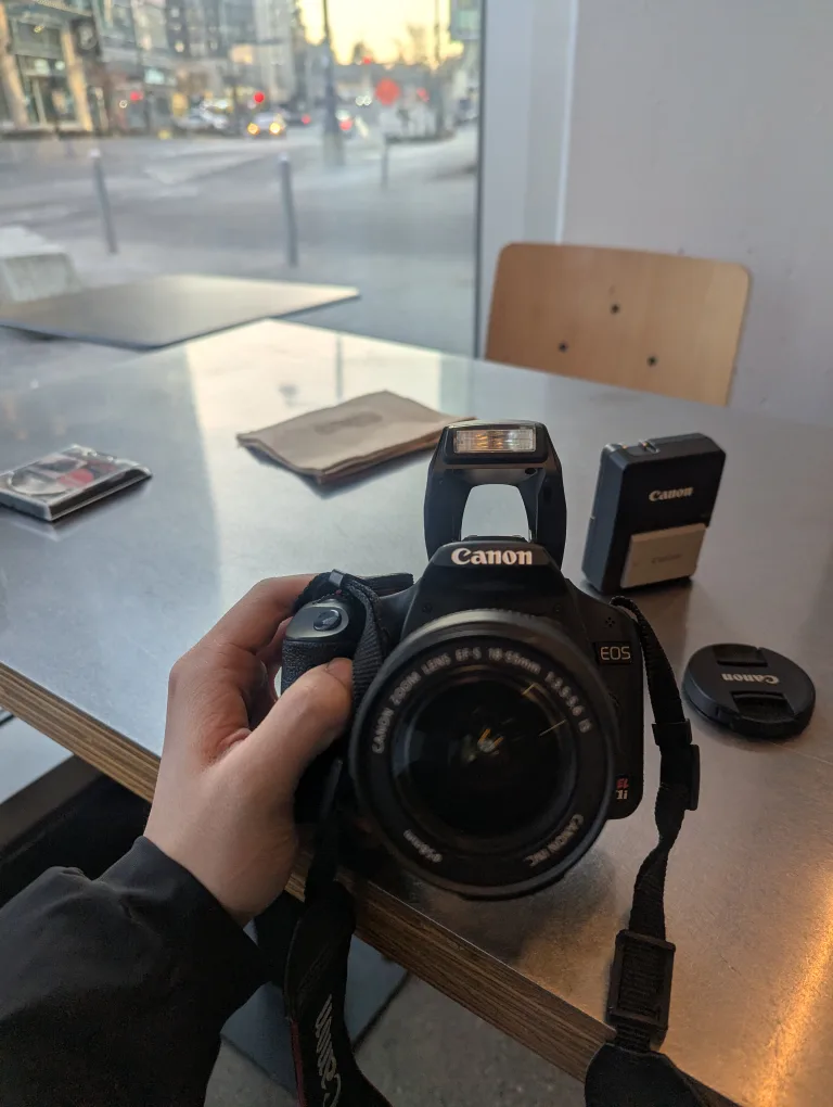 T1i Canon Camera (LIKE NEW) image indicator(4)