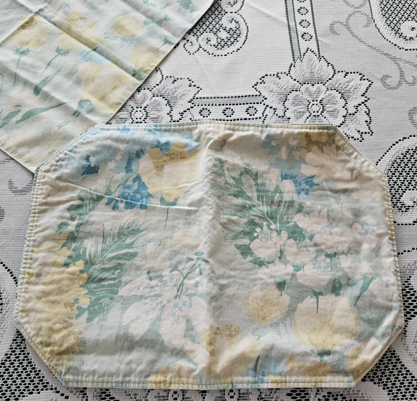 Floral Cloth Placemats Set image indicator(5)