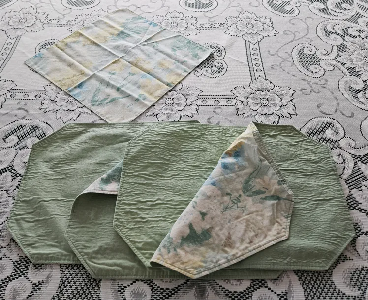 Floral Cloth Placemats Set image indicator(8)