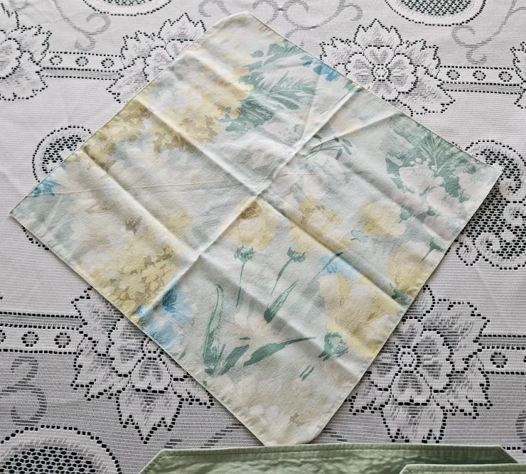 Floral Cloth Placemats Set image indicator(9)