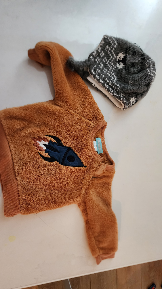 12 months pekkle sweater and kombi fleece cap