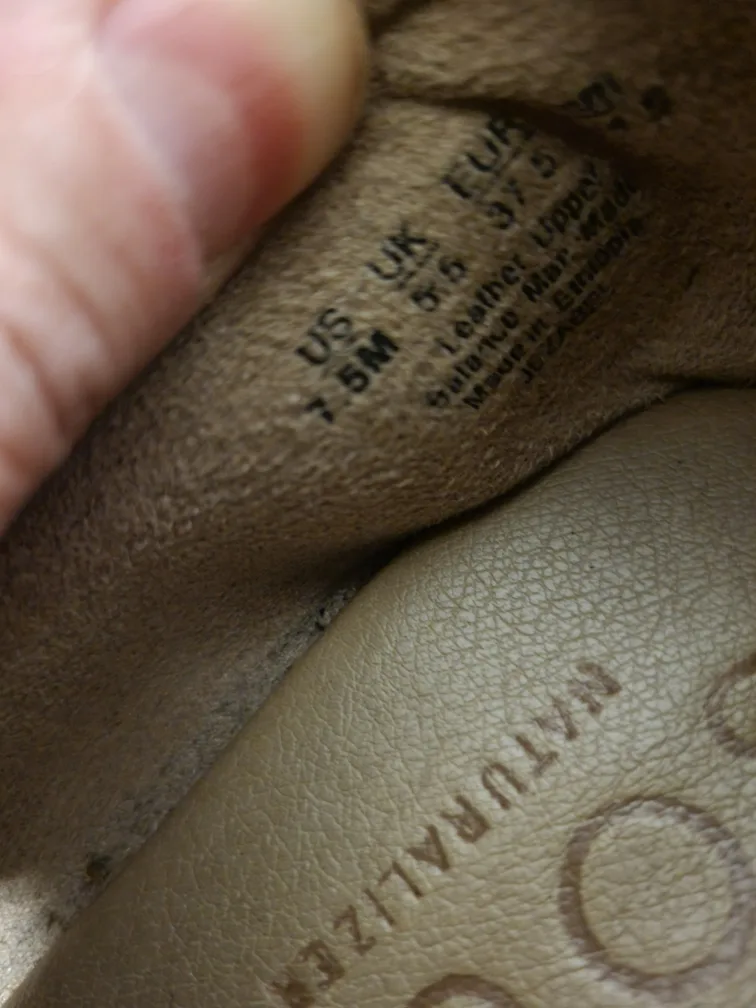 Naturalizer Soul Black Leather Loafers - Size 7.5M image indicator(3)