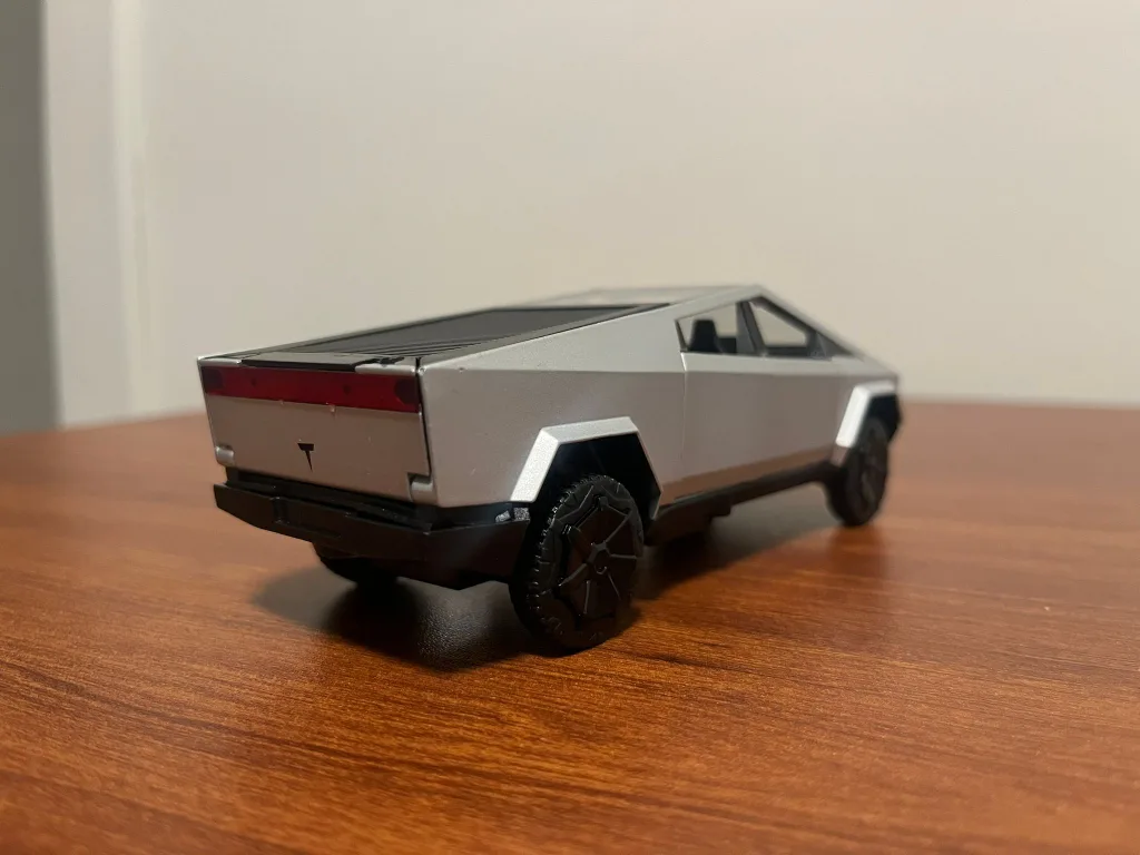 1:32 Tesla Cybertruck image indicator(4)