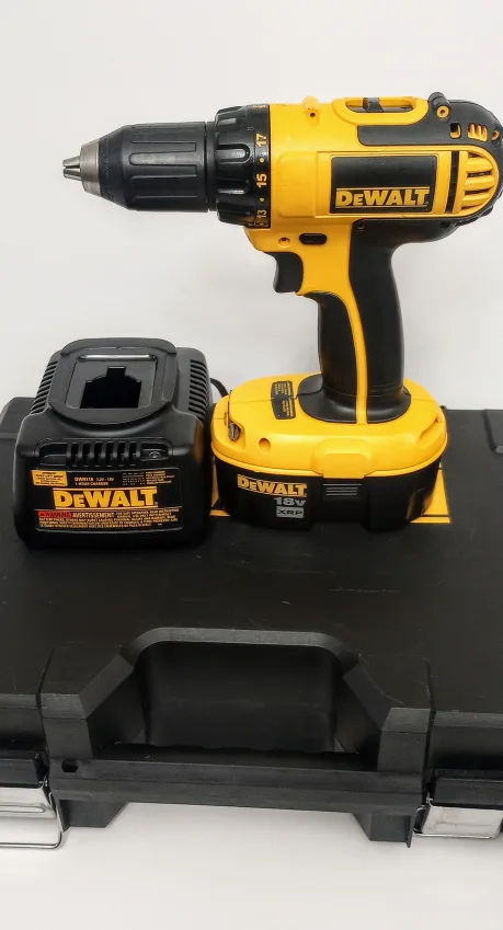 DeWalt 18V Drill/ Driver , Battery pack and Charger, In case image indicator(4)