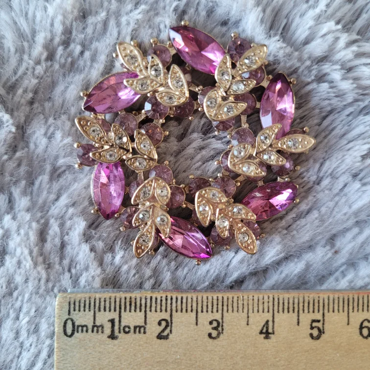 Collection of 8 Vintage Brooches image indicator(4)