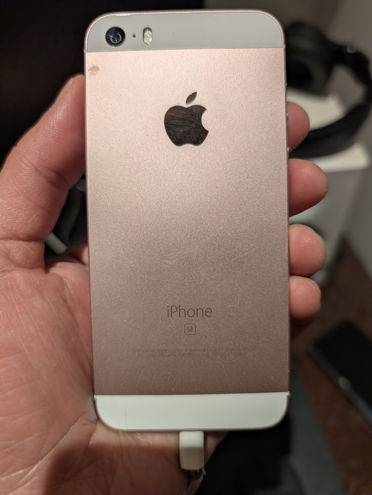 iPhone SE 64GB Rose Gold - 1st gen - photo 2