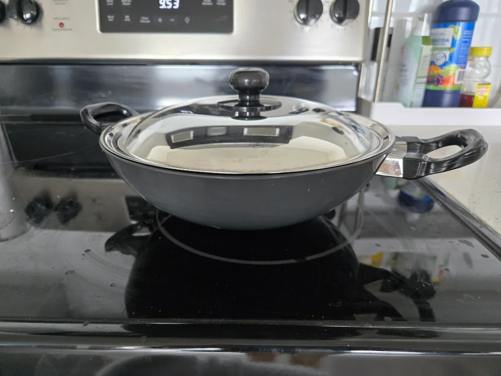 Futura Non-Stick Wok with Lid - 26cm thumbnail