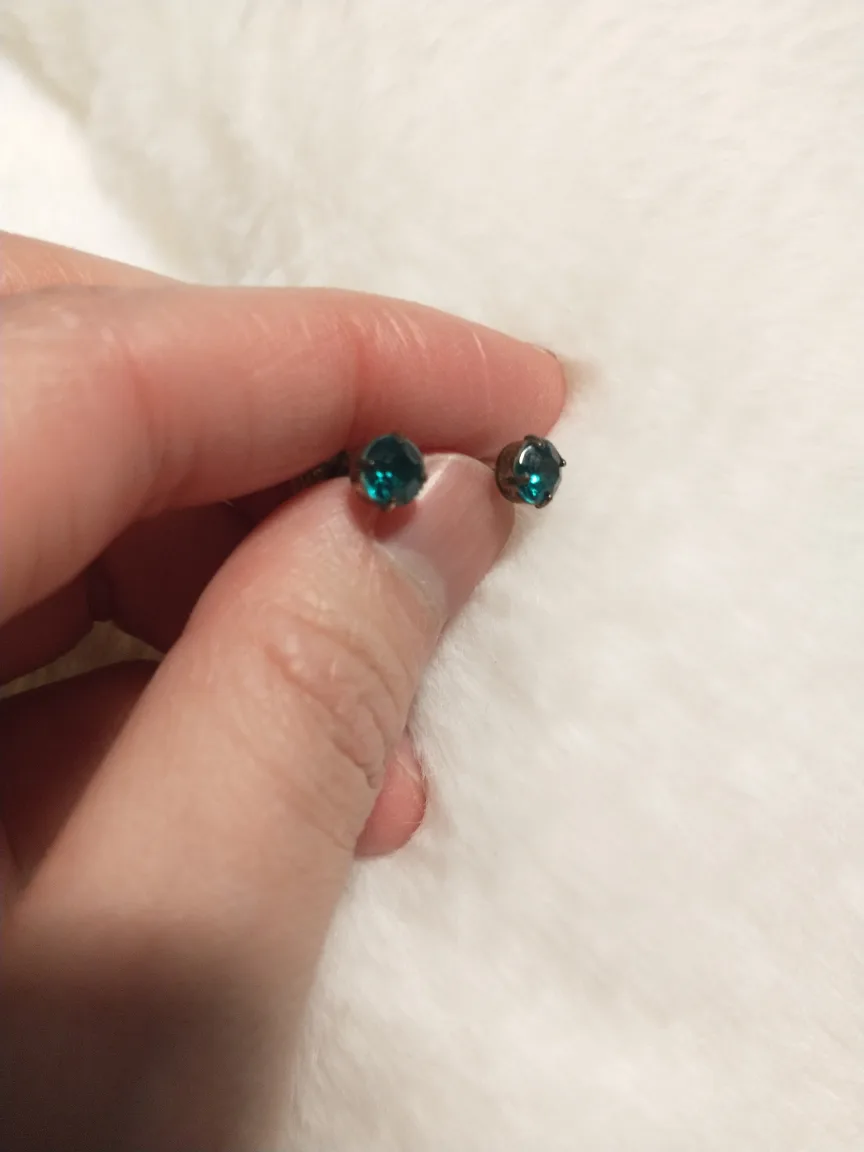 Green and gold earrings image indicator(2)