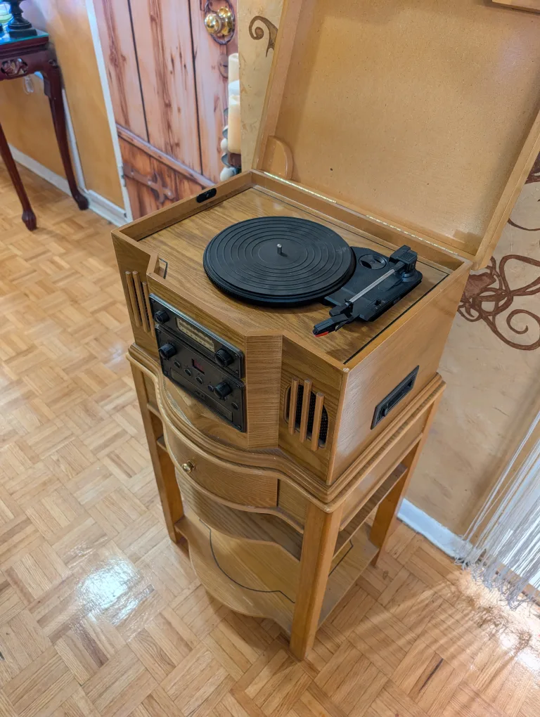 Vintage Style Wooden Record Player with AM/FM Radio image indicator(6)