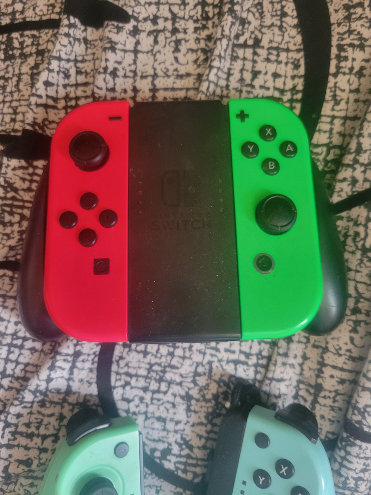 3 Nintendo Switch Joy-Con Controllers & 1 BURGC Wired Controller - photo 2