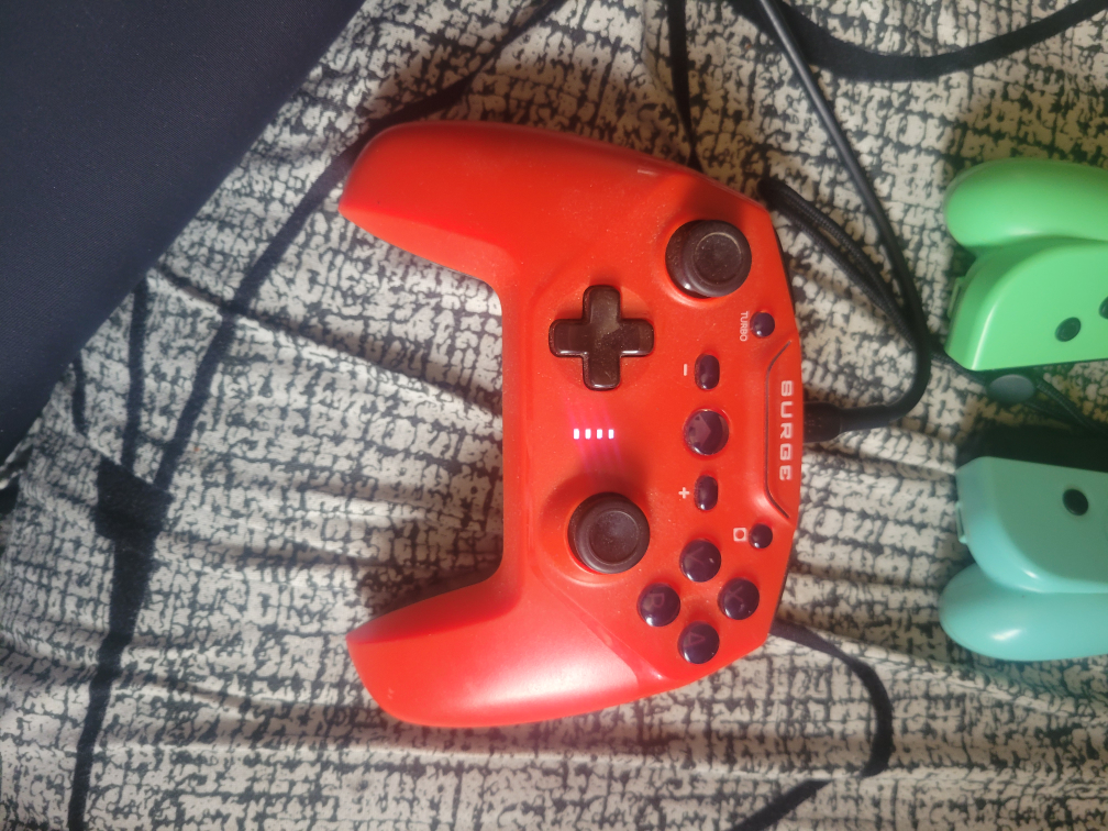 3 Nintendo Switch Joy-Con Controllers & 1 BURGC Wired Controller - photo 3