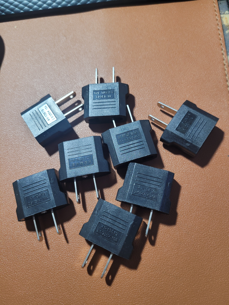 110V to 220V travel plug - photo 2