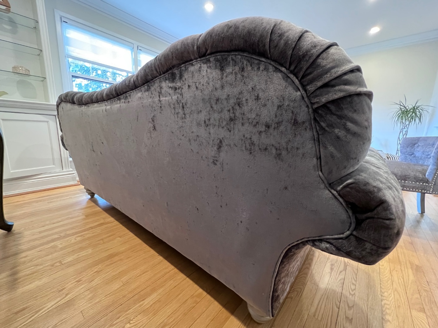 Elegant Tufted Velvet Sofa - photo 5