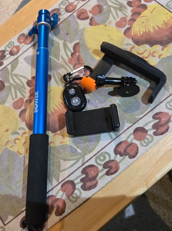 🏈 Bower Wireless Shutter Selfie Stick image indicator(2)