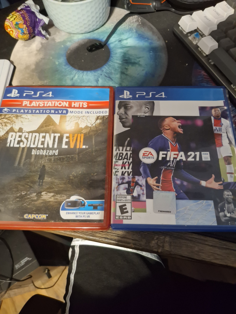 Resident Evil vr & FIFA 21 PS4 Games
