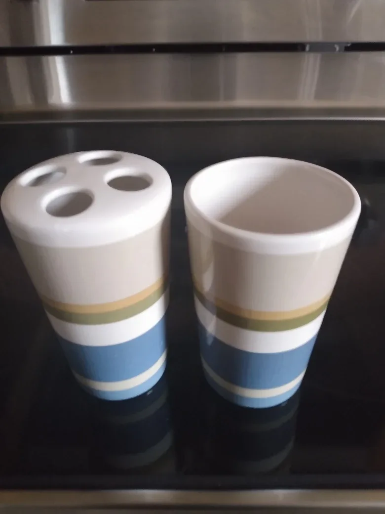 (New) Bathroom Accessory Set - Tumbler and Toothbrush Holder thumbnail