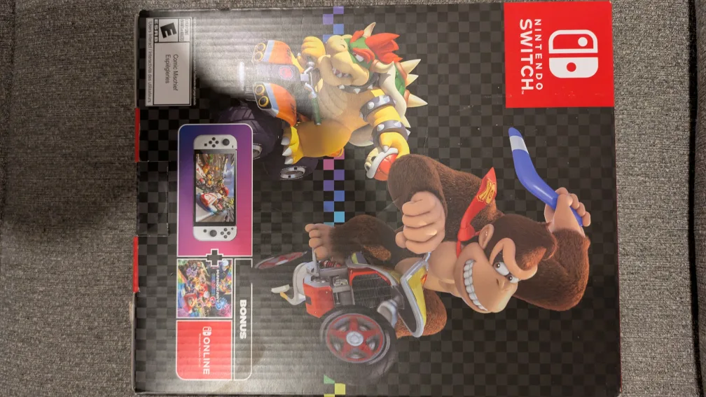 Nintendo Switch OLED Model with Mario Kart 8 Deluxe image indicator(2)