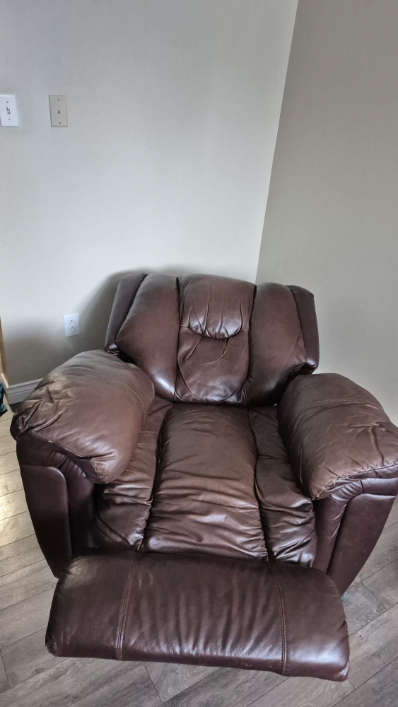 Brown faux Leather Recliner with green cover - photo 2