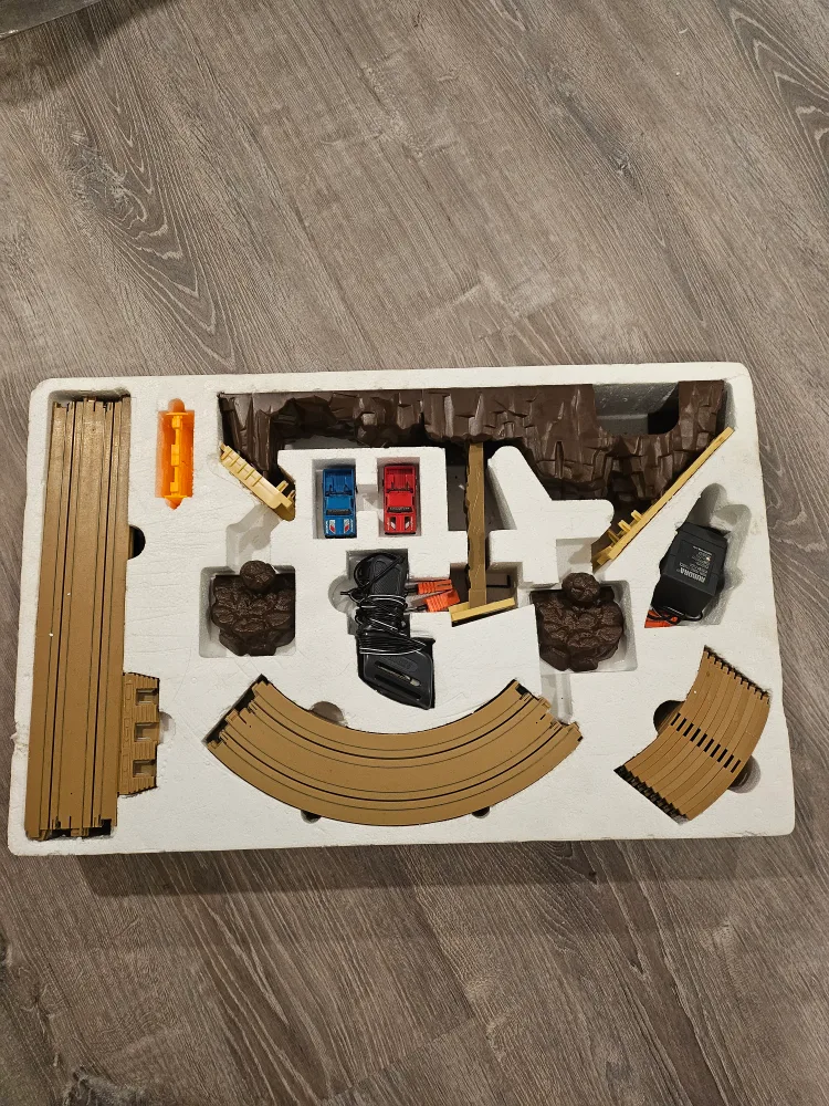 AFX DEVIL'S DITCH SLOT CAR SET image indicator(2)