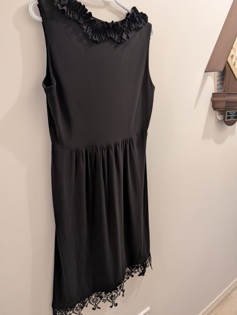 Black sleeveless dress with lace detail - photo 2
