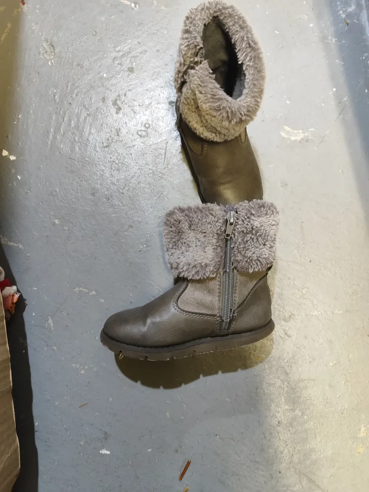 Oshkosh Grey Winter Boots US Size 10m/27 Eur 🏈 image indicator(2)