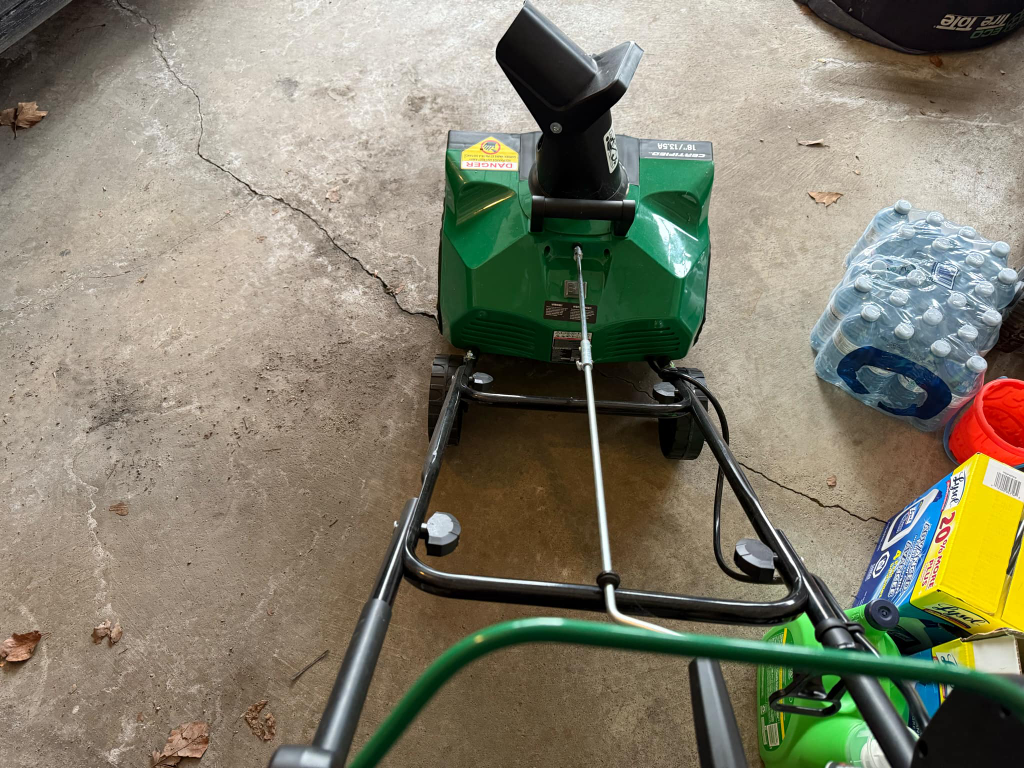 Certified 18"/13.5A Electric Snow Thrower - photo 2