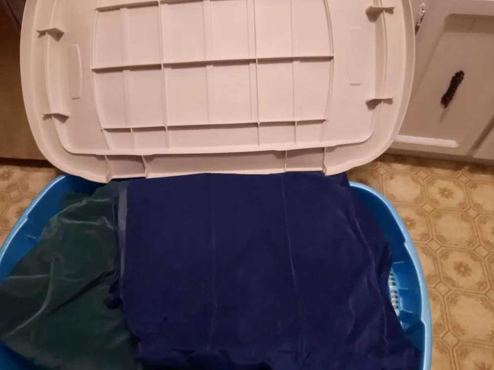 6PersonTent.2DoubleSizeAirMattresses2SleepingBagsBlanketBin image indicator(5)