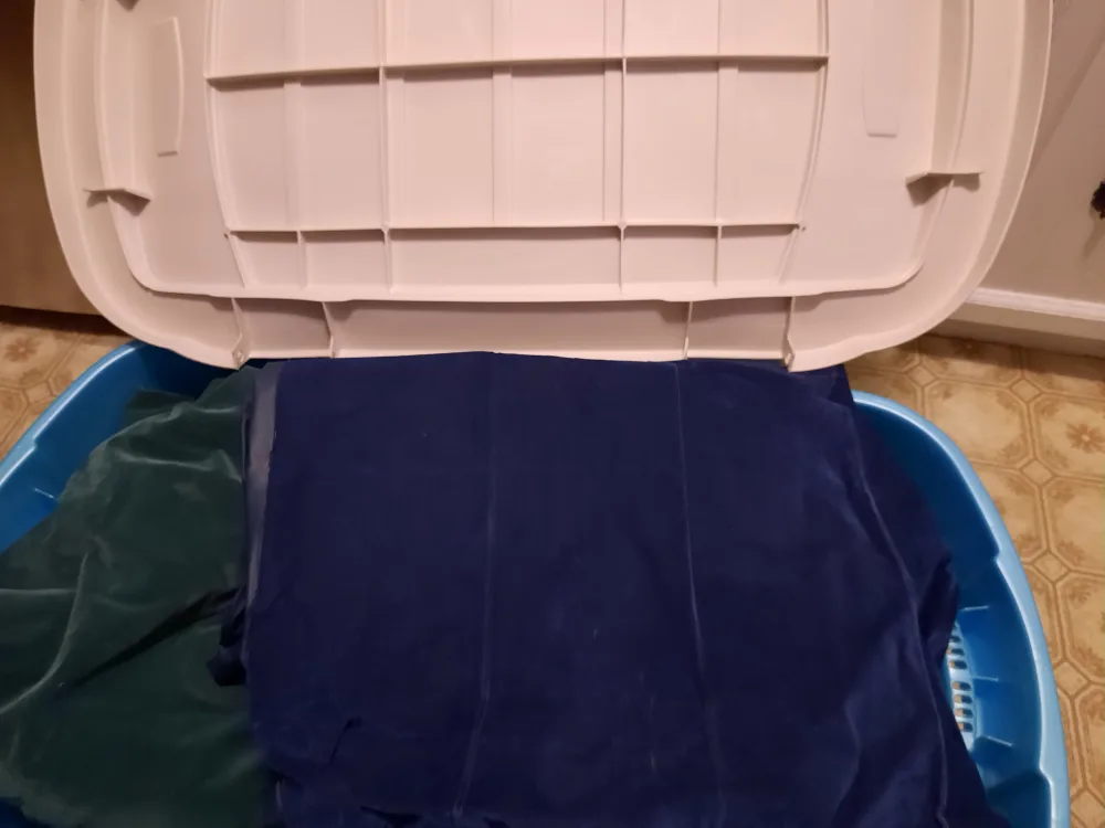 6PersonTent.2DoubleSizeAirMattresses2SleepingBagsBlanketBin image indicator(6)