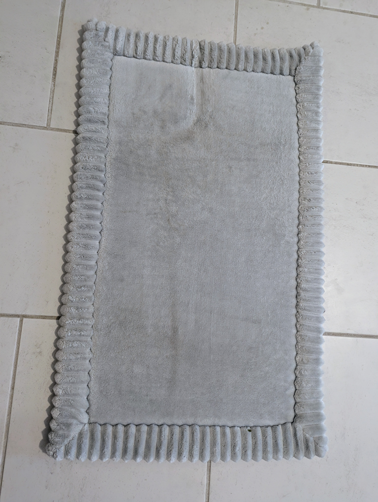 Two bath mats and one doormat - photo 2